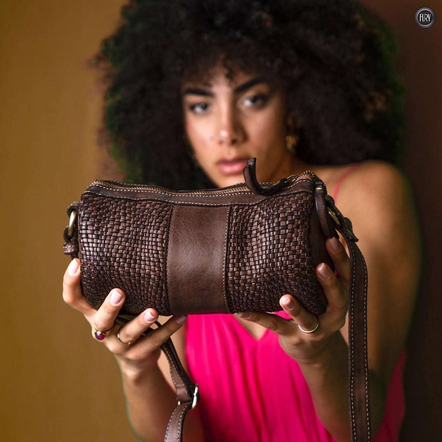 L'arte del minimalismo: Perché le borse semplici stanno conquistando il 2024 - Fury 